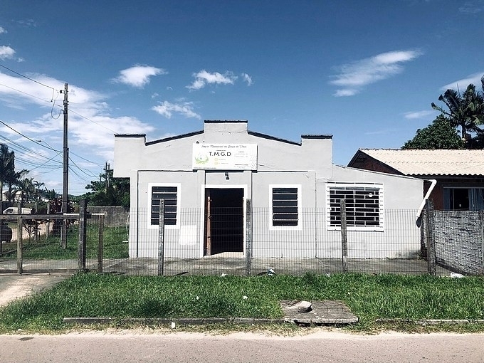 Imovel comercial e residencial de esquina  em rua asfaltada. Com imovell de 164,80m2 asfaltado em lote de 310, 44m2 - Guaratuba