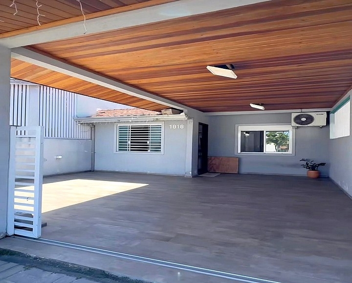 Porteira fechada! Rua asfaltada e bem localizada! Mobiliada com móveis planejados. - Guaratuba