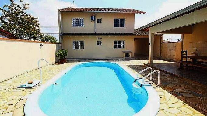 04 quartos, sendo 02 suítes, sala de estar estilo chácara, com móveis rústicos, piscina de 4 x 8 metros com área de churrasqueira para confraternizações. - Guaratuba
