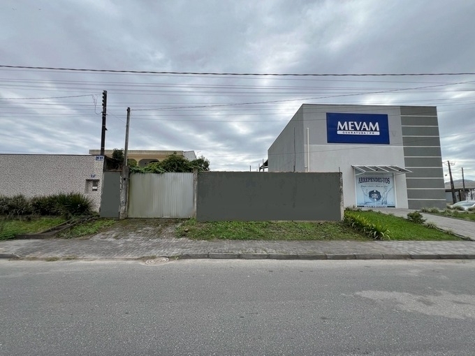 Terreno 12 x 30 = 360 m² - localizado de frente ao complexo esportivo no bairro piçarras.
 - Guaratuba
