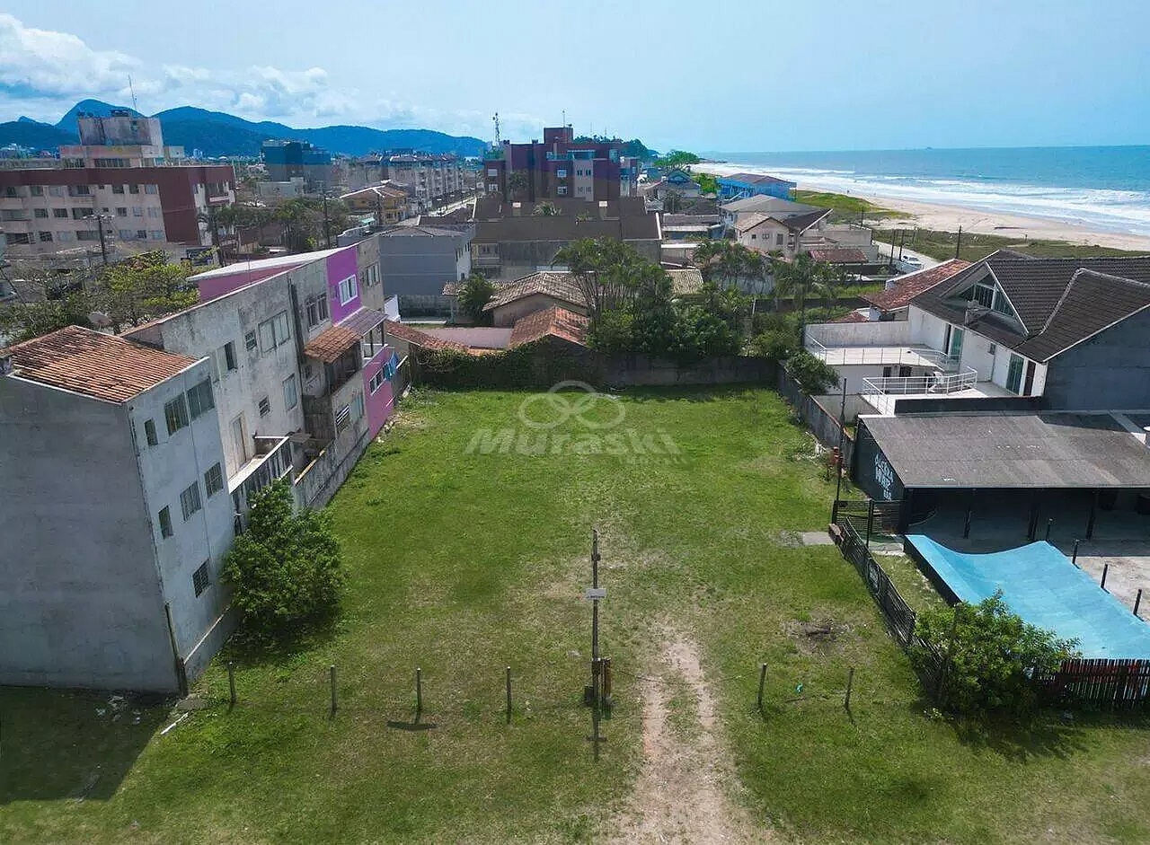 Terreno de 910 m² - localizado na quadra do mar, Frente para o Café Curação, e a poucos metros do Supermercado Brasão. - Guaratuba