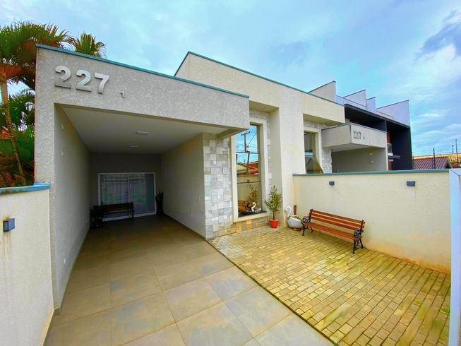 Casa nova muito bem conservada semi-mobiliada, com móveis planejados, saindo somente móveis e pertences pessoais. - Guaratuba